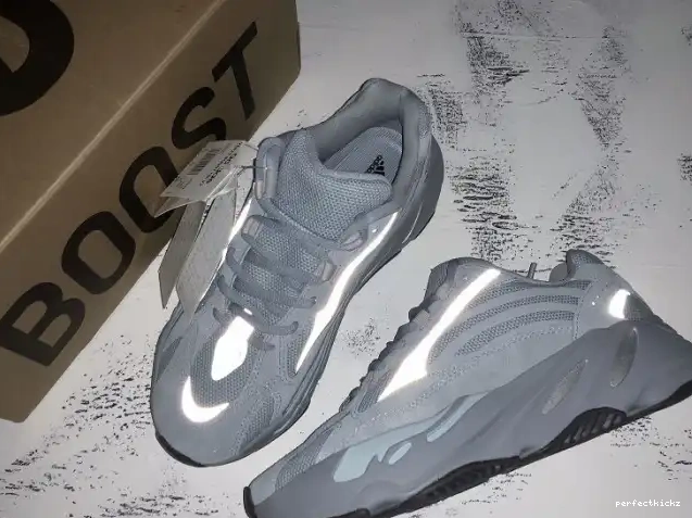 Blue FV8424 Adidas 700 Hospital Boost Yeezy v2 0611